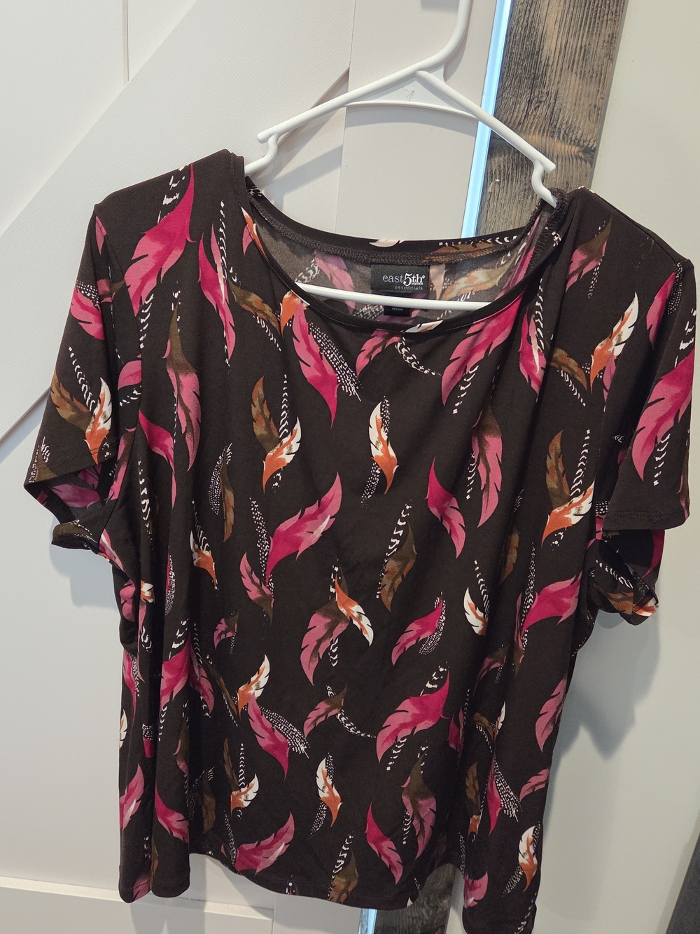 East 5th Brown Short Sleeve Top with Pink & Brown Feather Print 1X